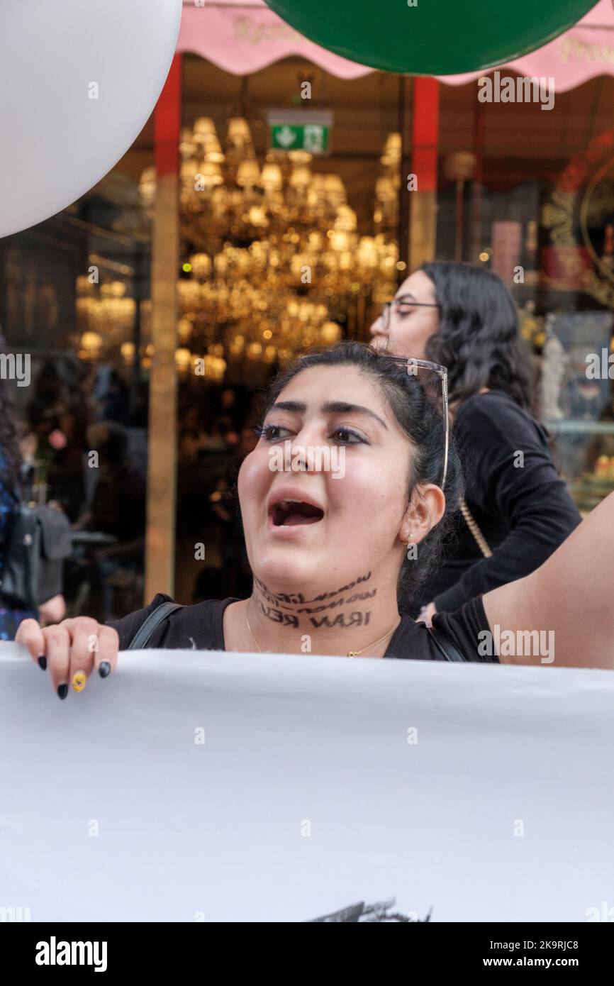 Die Proteste im Iran dauern an, und am Tag tauchen unerwartete Zahlen auf, die sich über Westminster und Trafalgar Square und später in den ausbreiteten Stockfoto