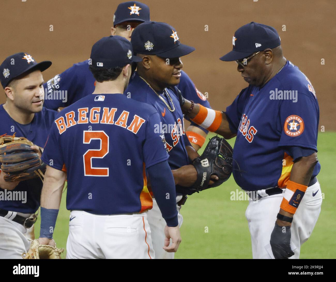 Houston, USA. 29. Oktober 2022. Houston Astros Starterkrug Framber Valdez wird von Manager Dusty Baker (R) gratuliert, bevor er im siebten Inning gegen die Philadelphia Phillies in Spiel zwei der 2022 World Series im Minute Maid Park in Houston am Samstag, den 29. Oktober 2022, aus dem Spiel genommen wird. Valdez erlaubte keine Läufe und vier Treffer in sechs Innings. Foto von John Angelillo/UPI Credit: UPI/Alamy Live News Stockfoto