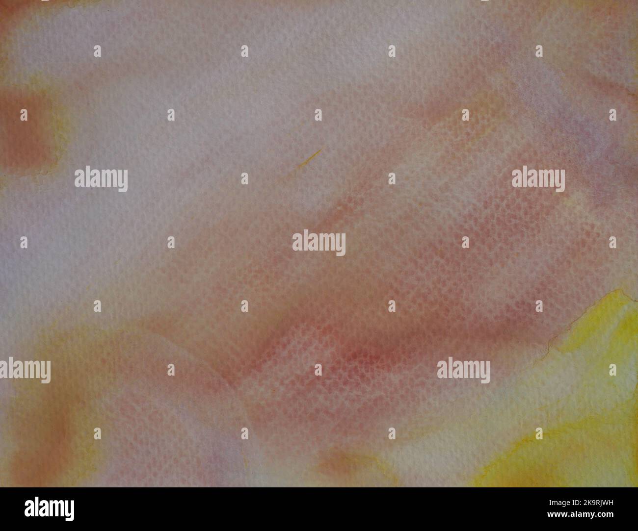 Aquarellstrich und Spray auf weißem Papier, abstrakter Hintergrund von Hand gezeichnet braun mit gelb mit oranger und roter Farbe Flüssigkeit Tropfen Stockfoto