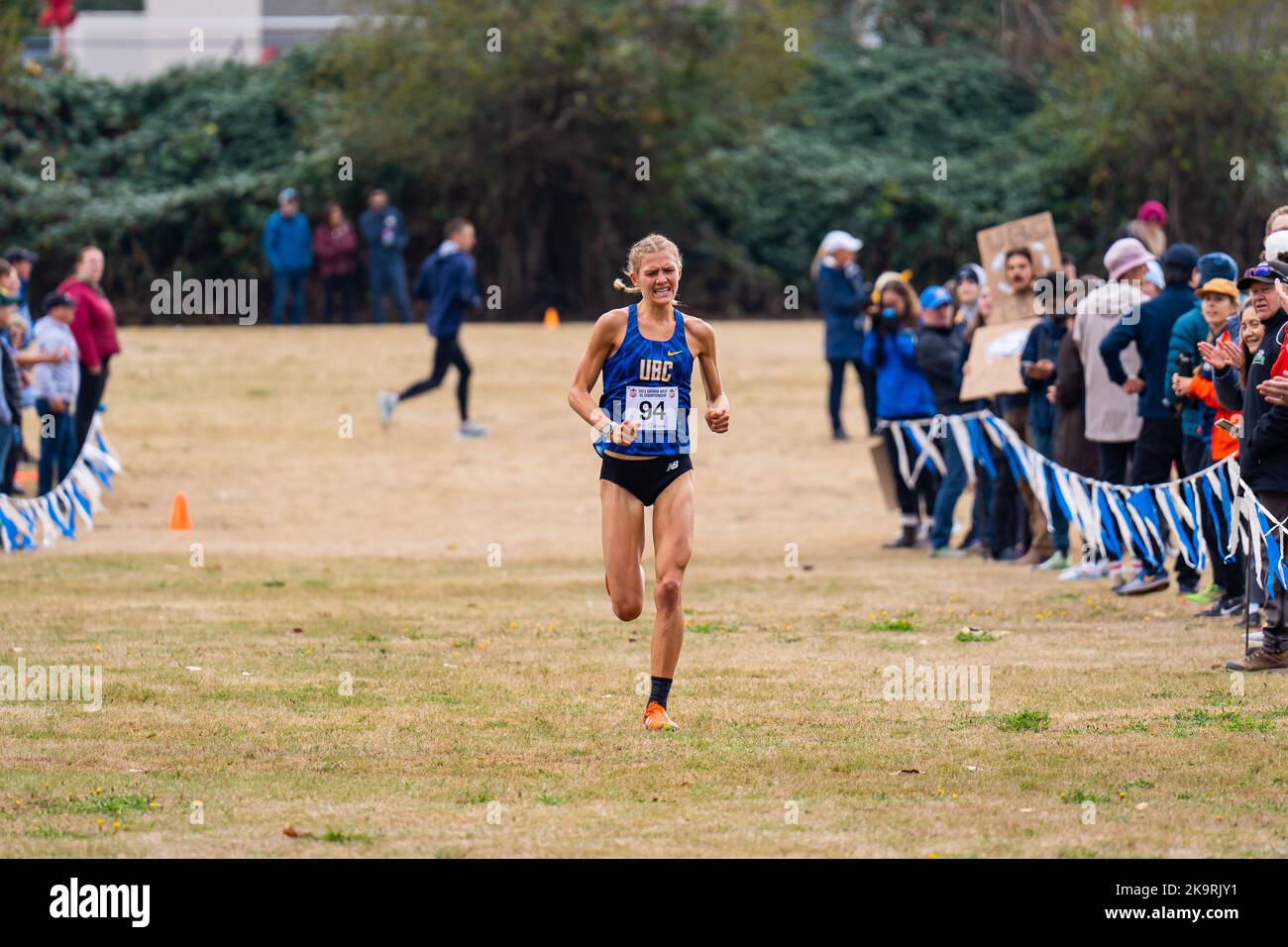 Abbotsford, Kanada. 29. Oktober 2022. Kiana Gibson von UBC Thunderbirds gewinnt das Damenrennen bei den Canada West Cross Country Championships 2022. Quelle: Zhengmu Wang/Alamy Live News Stockfoto