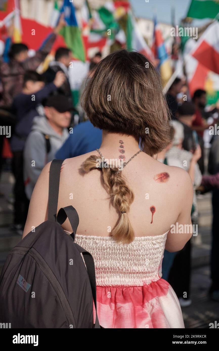 Die Proteste im Iran dauern an, und am Tag tauchen unerwartete Zahlen auf, die sich über Westminster und Trafalgar Square und später in den ausbreiteten Stockfoto