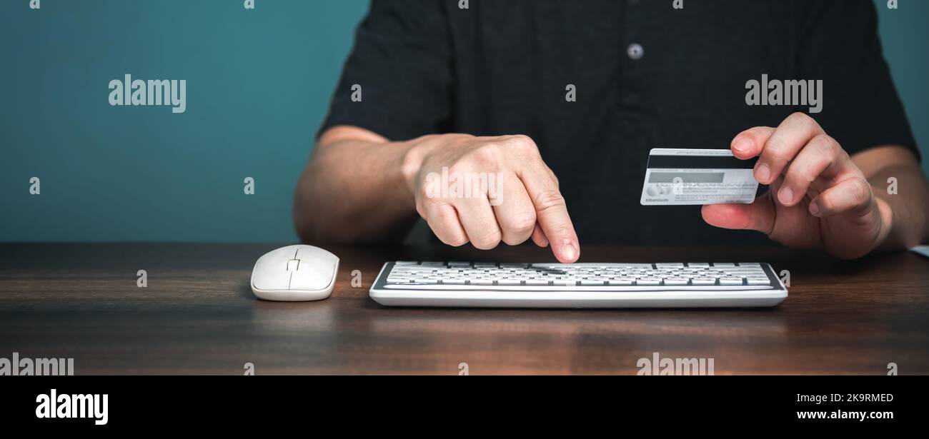 Online-Zahlung mit E-Commerce-Website. Junger Mann, der im Online-Shop bezahlt und einkauft. Digitales Geldtransfer-, Banking- und E-Commerce-Konzept. Stockfoto