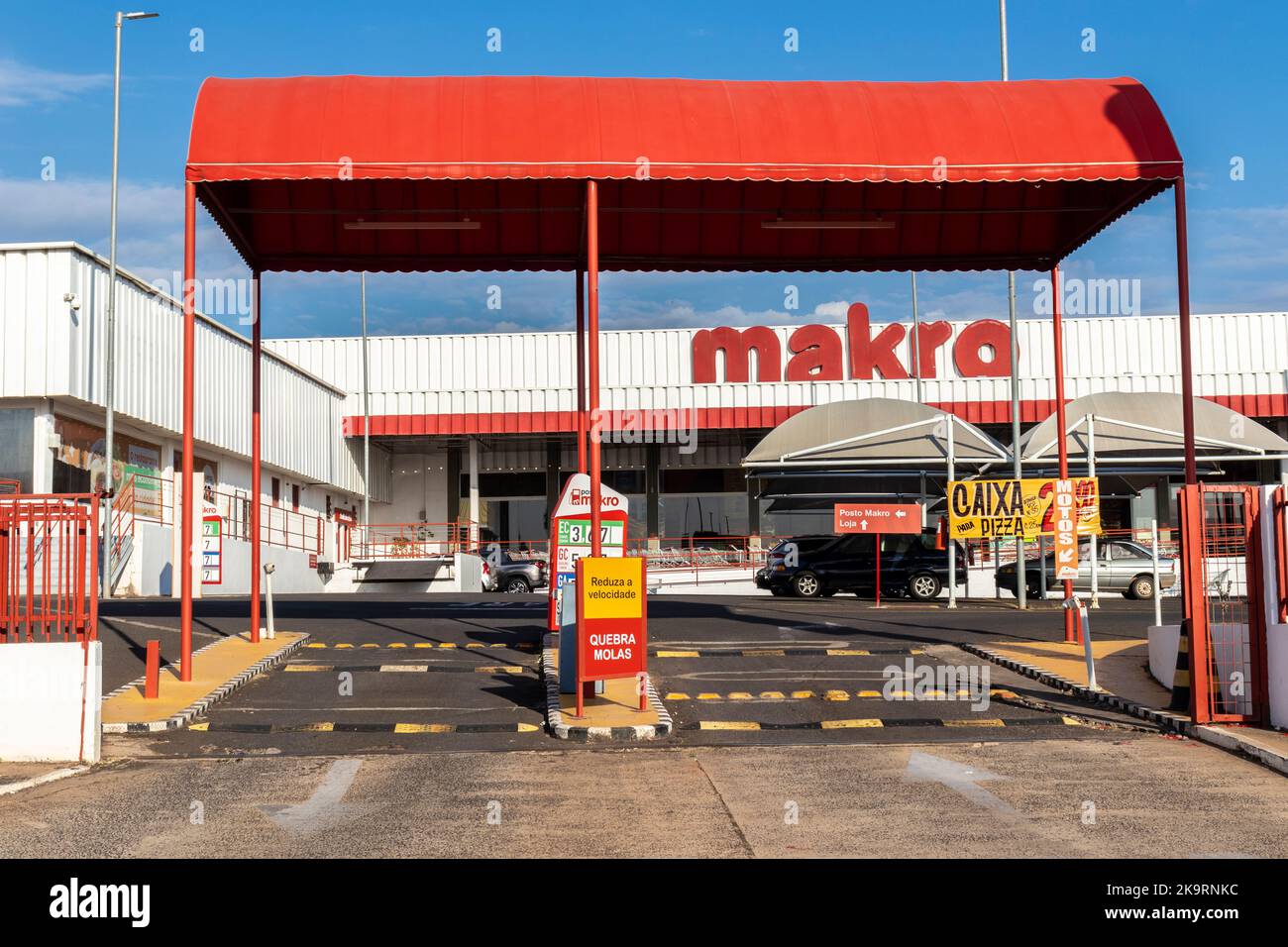 Marilia, Sao Paulo, Brasilien, 29. Juli 2022. Makro-Schild an der Abzweigung. Makro ist eine internationale Marke von Warehouse Clubs, auch Cash genannt und trägt in t Stockfoto