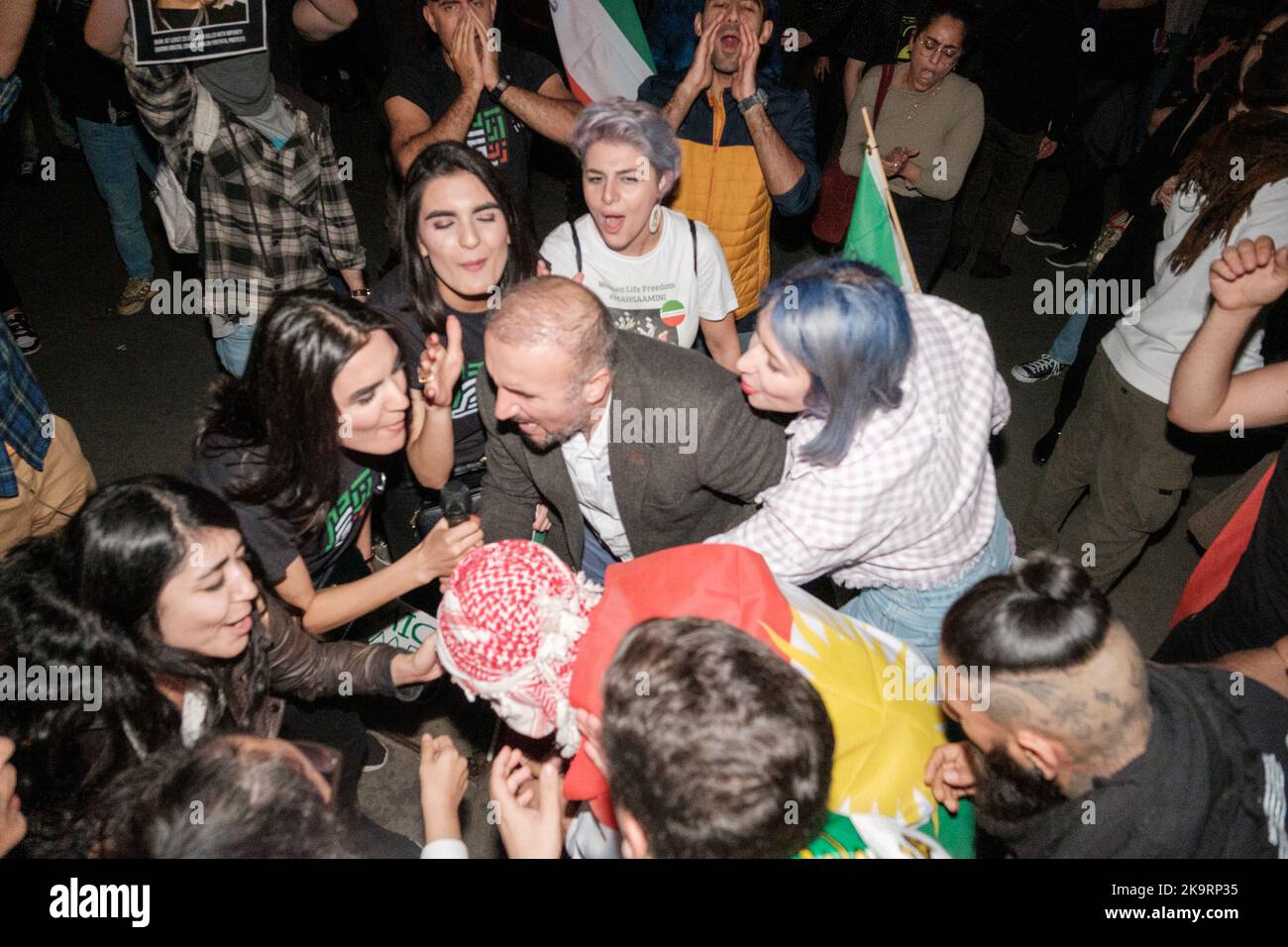 Die Proteste im Iran dauern an, und am Tag tauchen unerwartete Zahlen auf, die sich über Westminster und Trafalgar Square und später in den ausbreiteten Stockfoto