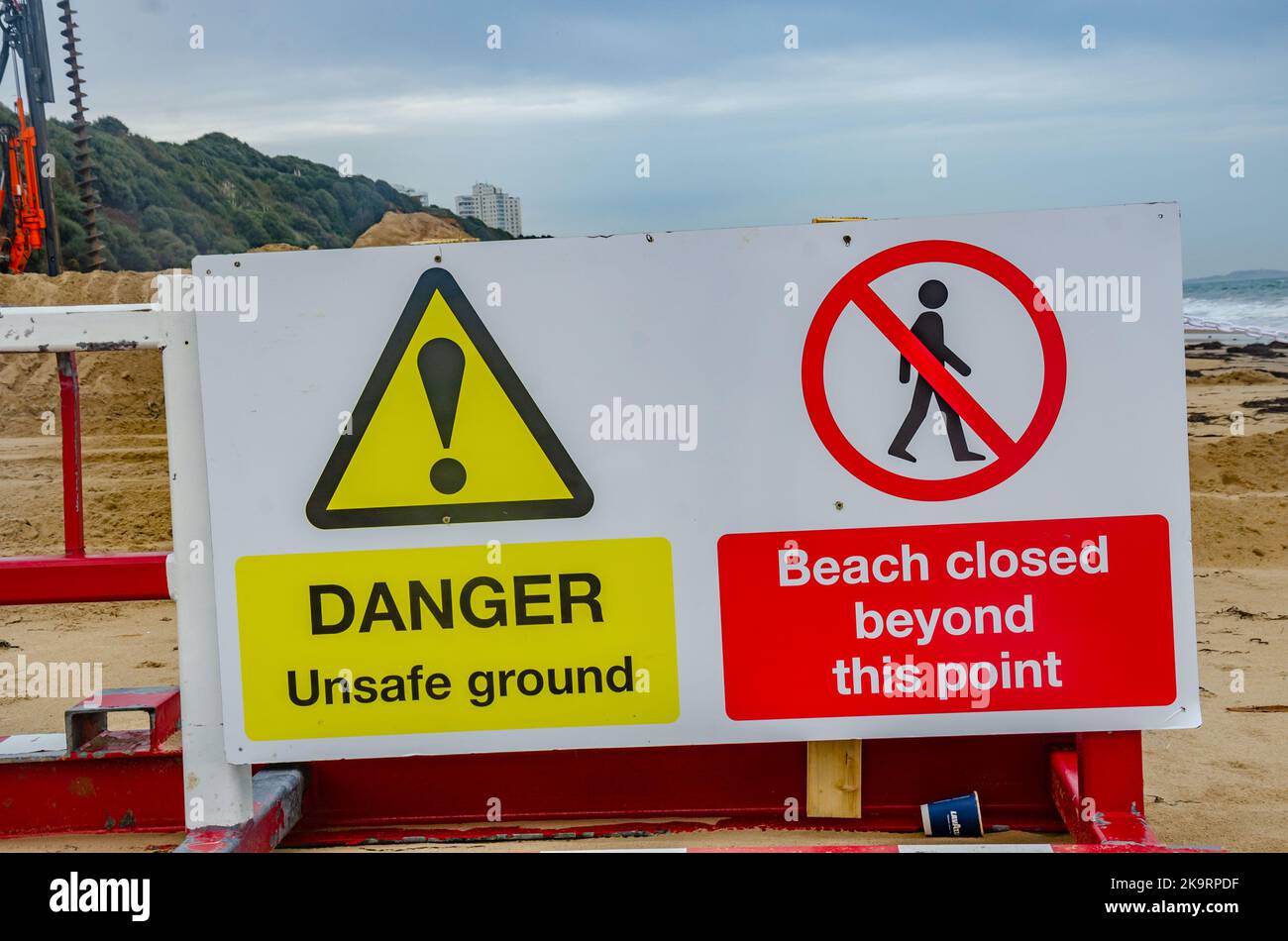 Ein Teil des Strandes in Bournemouth in Dorset, Großbritannien, wurde der Öffentlichkeit verschlossen, da die Leistengehülle ersetzt wurden. Stockfoto