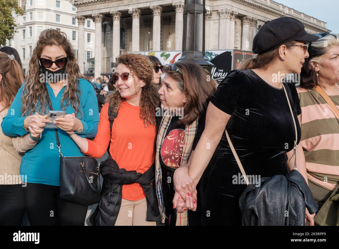 Die Proteste im Iran dauern an, und am Tag tauchen unerwartete Zahlen auf, die sich über Westminster und Trafalgar Square und später in den ausbreiteten Stockfoto