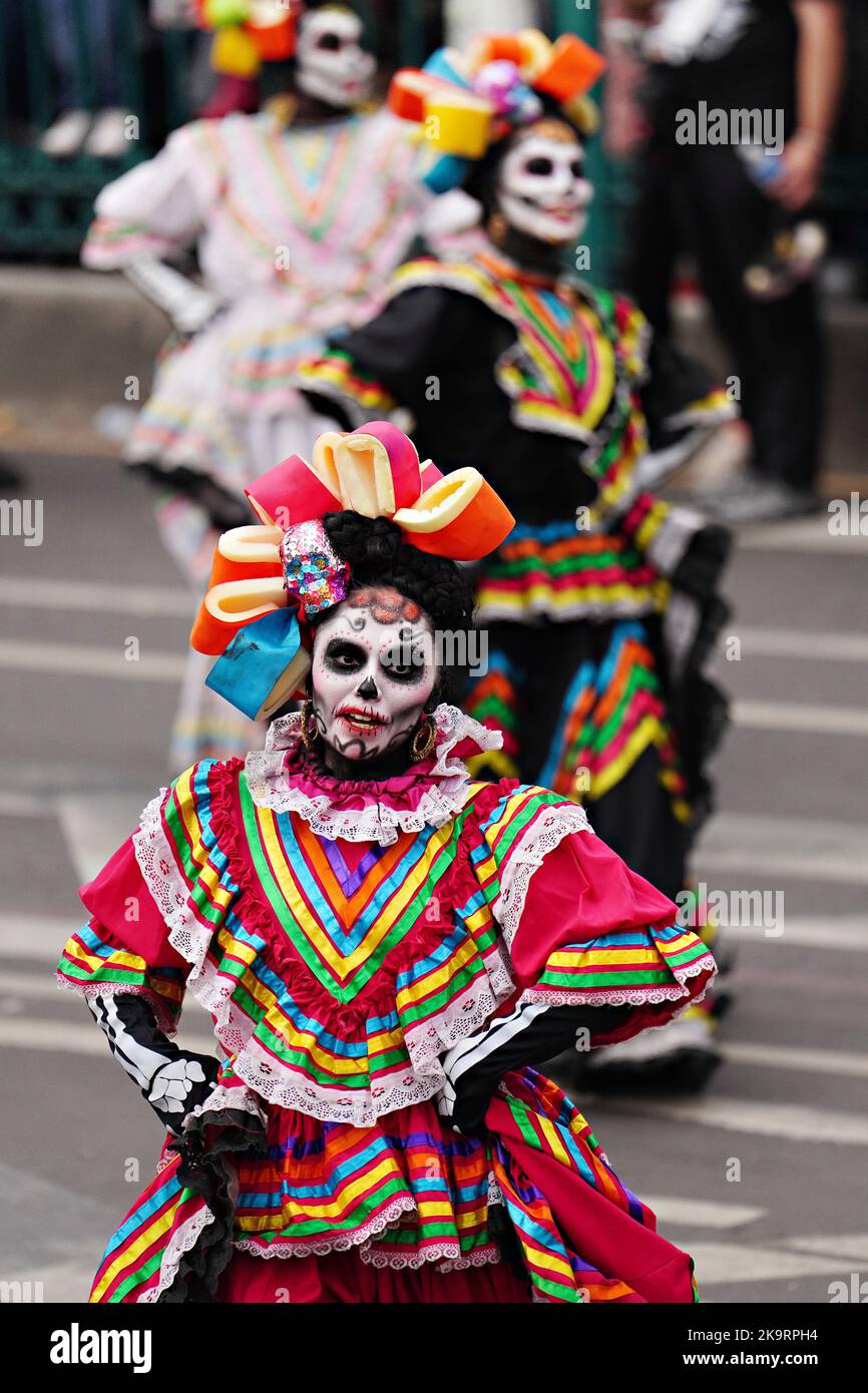 Mexiko-Stadt, Mexiko. 29. Oktober 2022. Traditionelle mexikanische Tänzer treten während der Großen Parade der Toten in Catrina-Skelett-Kostümen auf, um den Feiertag Dia de los Muertos am Paseo de la Reforma, 29. Oktober 2022 in Mexiko-Stadt, Mexiko, zu feiern. Quelle: Richard Ellis/Richard Ellis/Alamy Live News Stockfoto