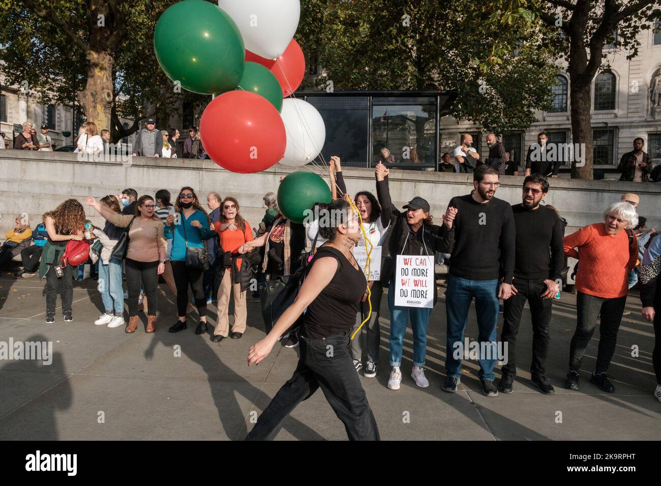 Die Proteste im Iran dauern an, und am Tag tauchen unerwartete Zahlen auf, die sich über Westminster und Trafalgar Square und später in den ausbreiteten Stockfoto