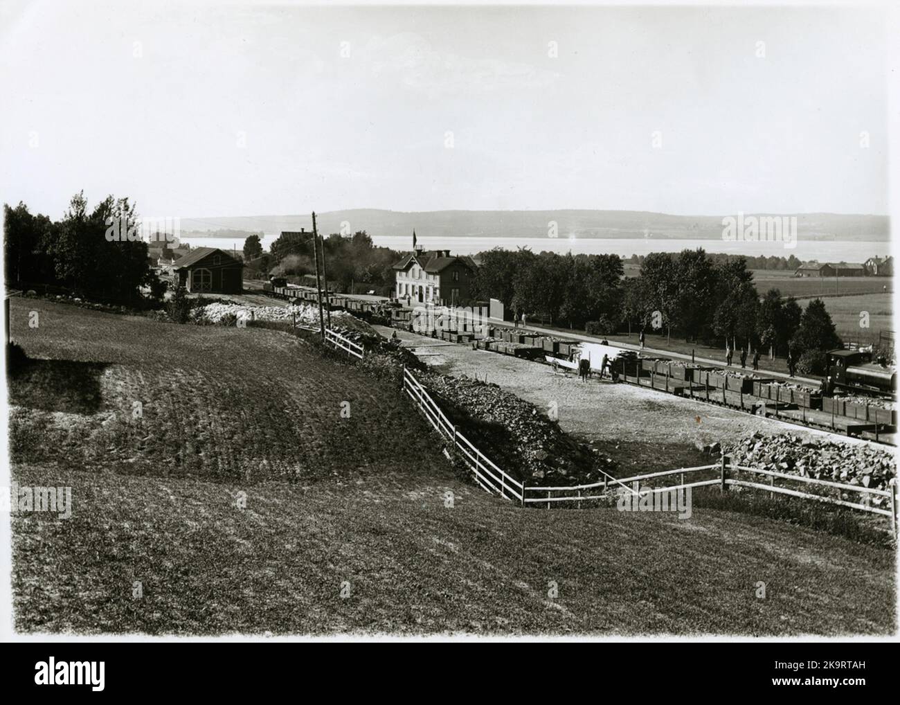 Storå-Station mit vielen offenen Güterwagen auf der Strecke. Stockfoto
