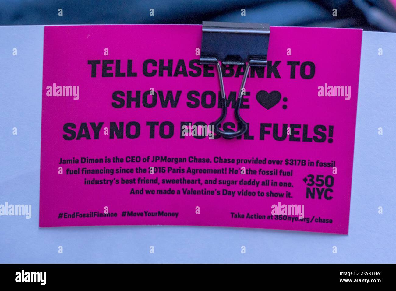 New York, USA. 29. Oktober 2022. EIN „TELL CHASE BANK TO SHOW SOME LOVE: SAG NEIN ZU FOSSILEN FULLES!“ schild gesehen während einer 'Occupy Park Avenue'-Protestaktion am 29. Oktober 2022 in New York City. Dutzende Klimaaktivisten mit einem großen Banner mit der Aufschrift „Occupy Park Avenue“ und Plakaten, die die fossile Energiewirtschaft anvisierten, marschierten entlang der Park Ave vom neuen Hauptsitz der JPMorgan Chase Bank zum Hauptsitz des Finanzinvestitionsunternehmens BlackRock, um gegen die Investitionen dieser Unternehmen in fossile Energieträger zu protestieren. Kredit: Ron Adar/Alamy Live Nachrichten Stockfoto