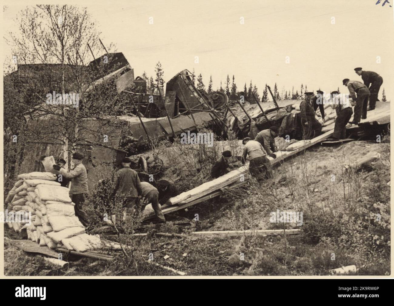 Entgleisung bei Älvho 1950. Entladen des Zements. Stockfoto