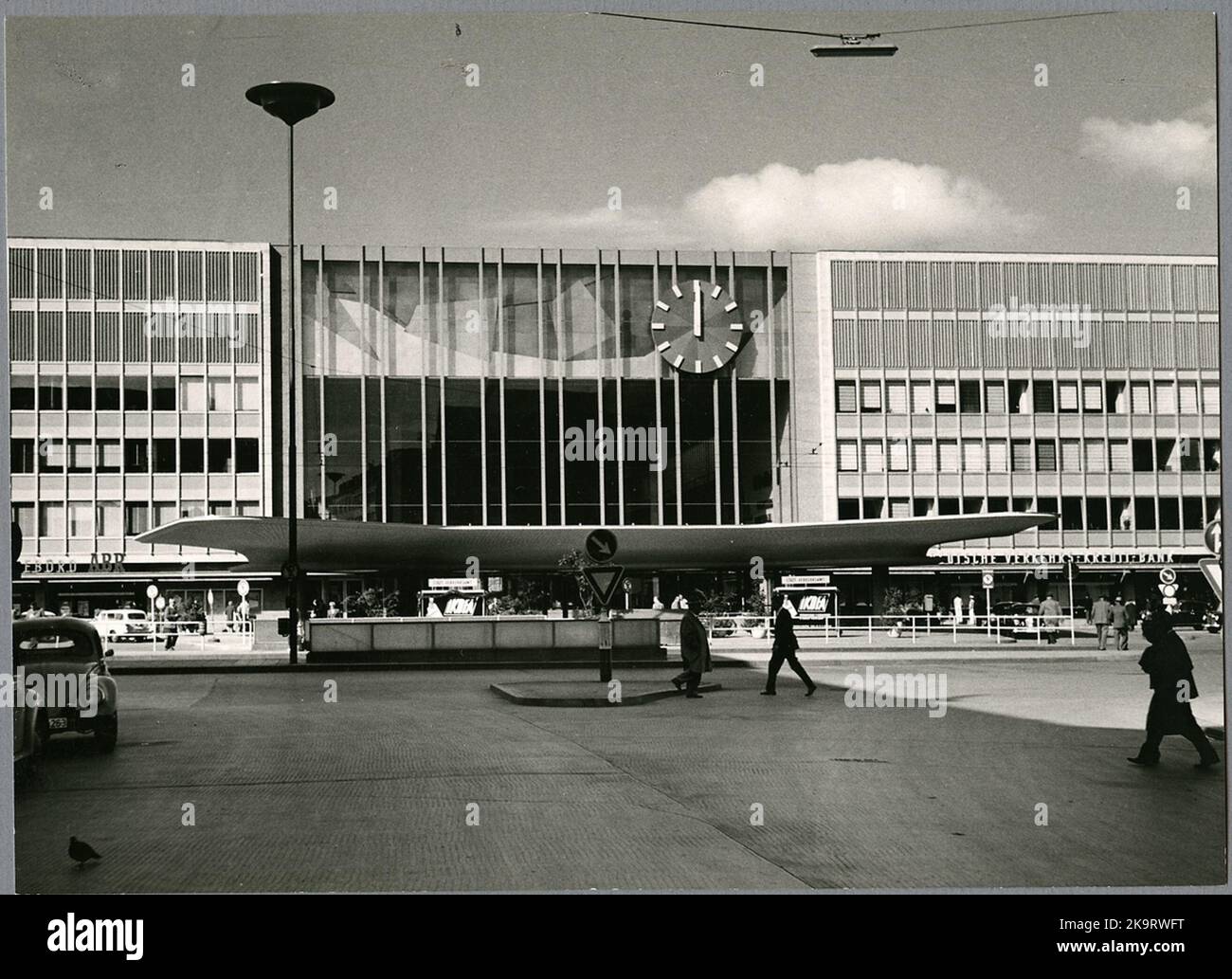 Es ist mitten am Tag am Münchner Bahnhof. Stockfoto