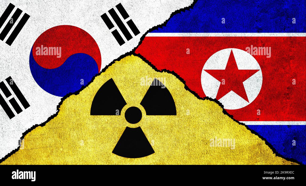 Flaggen von Nordkorea, Südkorea und Nuklearsymbol zusammen auf einer strukturierten Wand Stockfoto