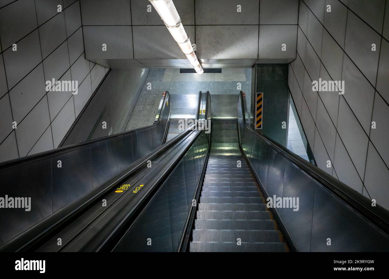 Rolltreppen an der MTR-Station Lumpini in Bangkok, Thailand. Stockfoto