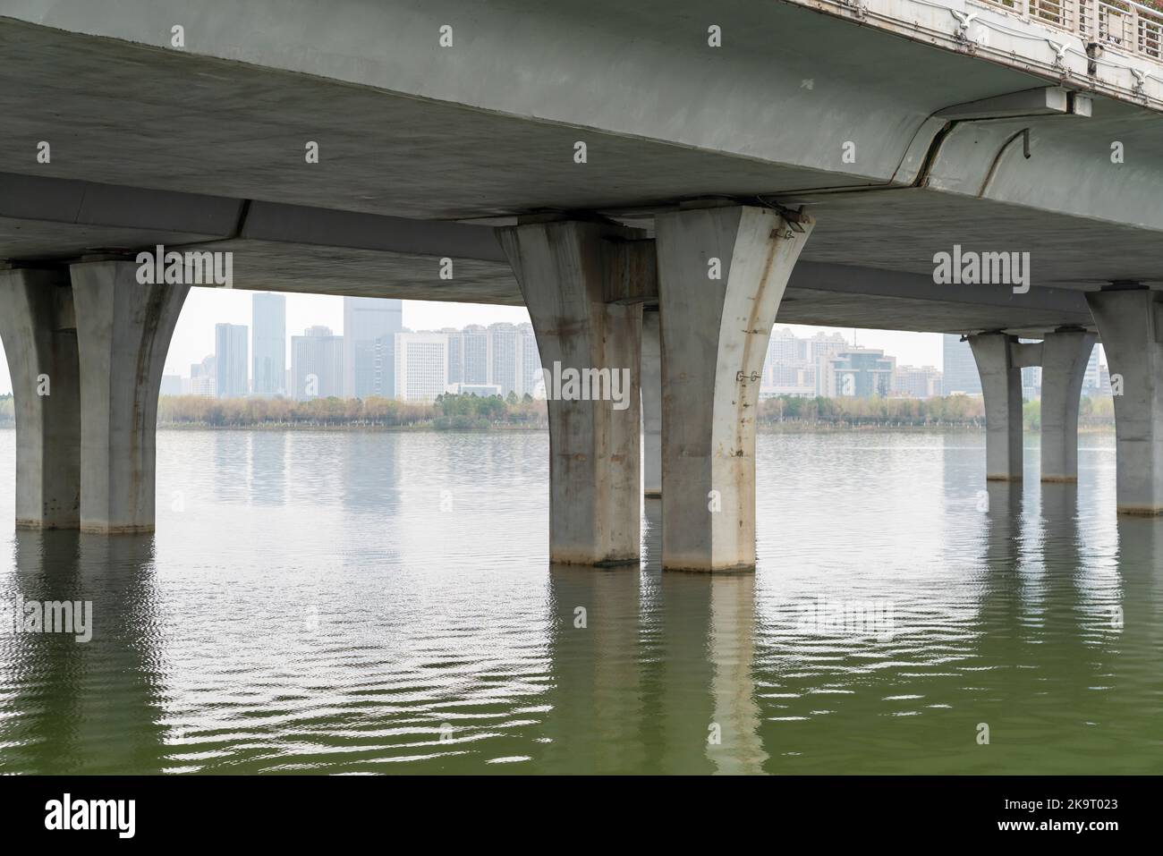 Unterer Schuss der großen Brücke auf dem Meer Stockfoto