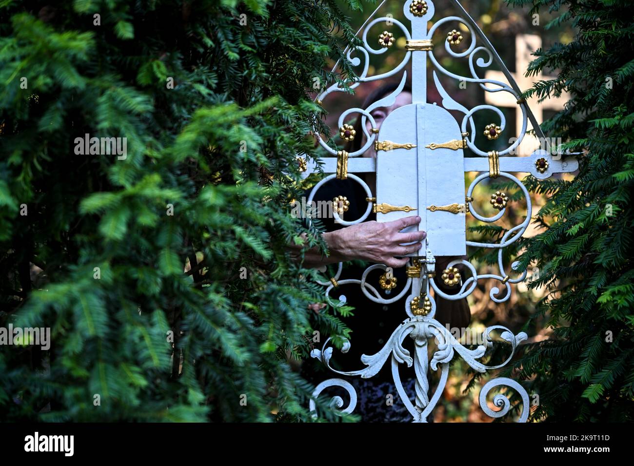 Ravensburg, Deutschland. 22. Oktober 2022. Margarete Schmollinger-Brenner kümmert sich um ein Grab auf dem Hauptfriedhof. Sie und ihr Mann haben die Patenschaft für zwei Gräber übernommen und sie gepflügt. (To dpa 'Grabsponsoren gesucht - Grabpflege als ungewöhnliches Hobby') Quelle: Felix Kästle/dpa/Alamy Live News Stockfoto