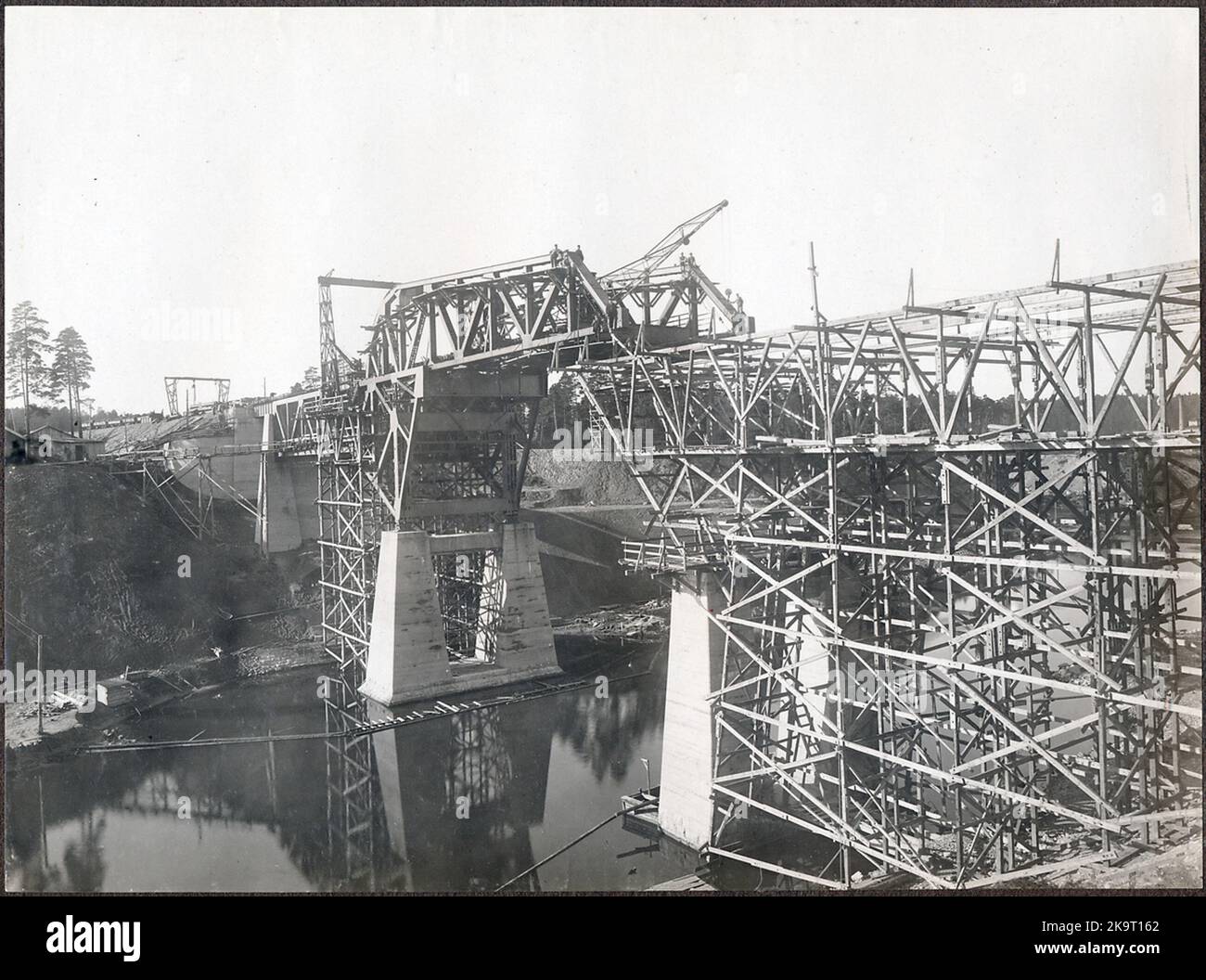 Fertigstellung der Klappbrücke über den Södertälje Kanal. Stockfoto