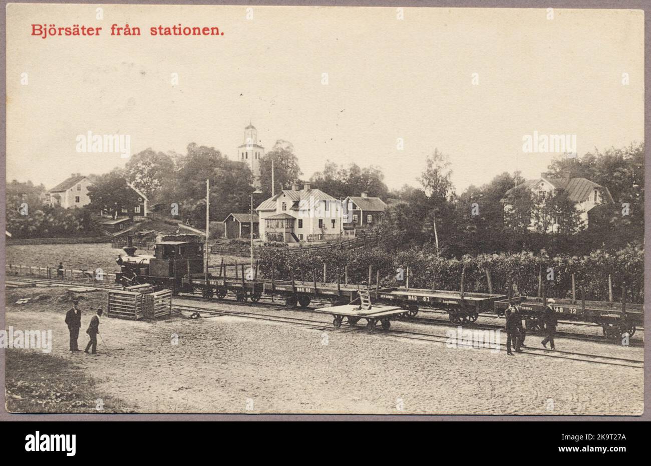 Björsäter vom Bahnhof. Littera auf den Güterwagen ist Hultsfred - Västervik Railway, HWJ L 378, Västervik - Åtvidaberg - Bersbo Railway, Wåb L 88, Wåb L 67 und Wåb L 72. Stockfoto