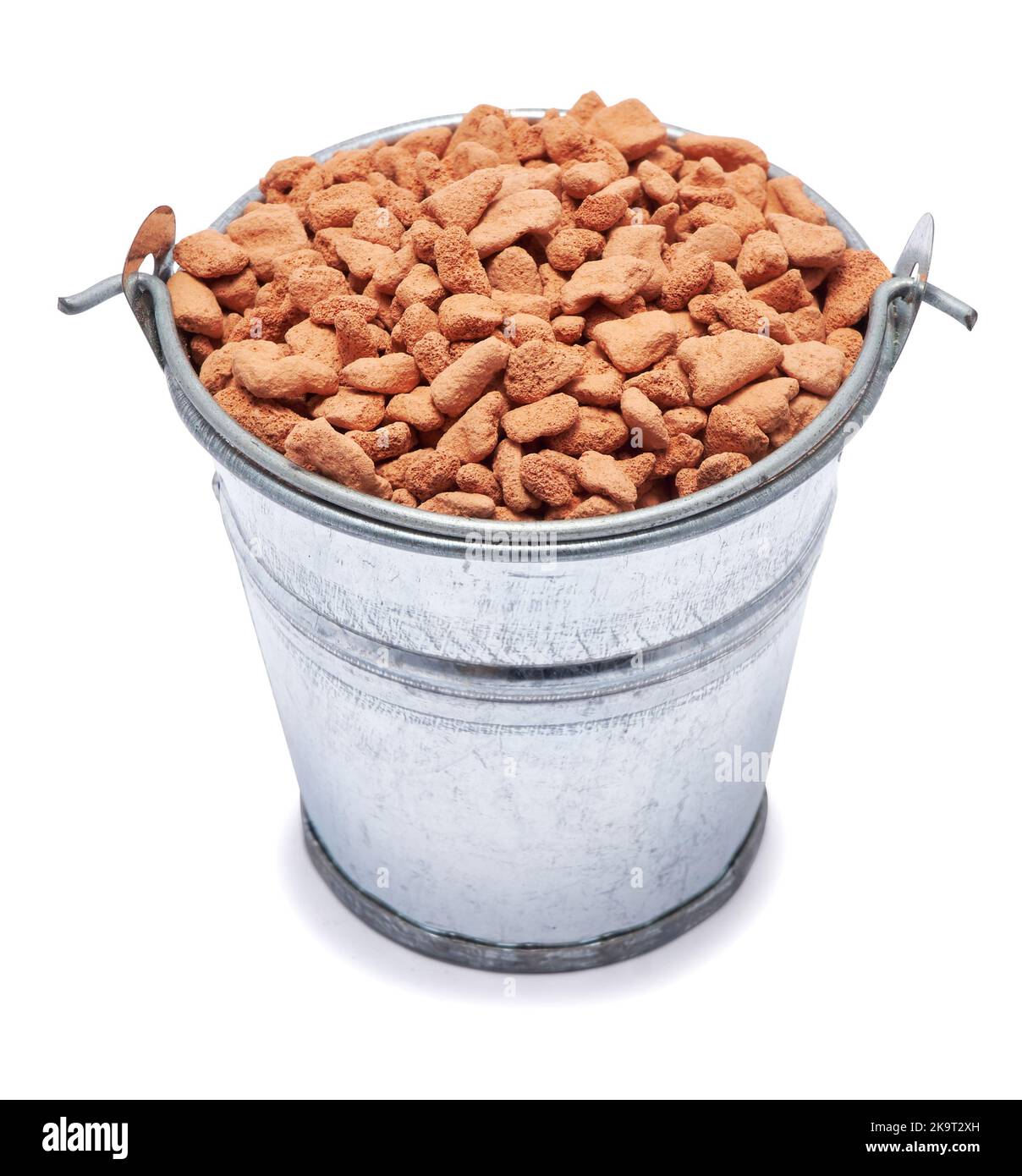 Granulierter Ton Drainage und Absorptionsmittel in einem Topf isoliert auf weißem Hintergrund Stockfoto