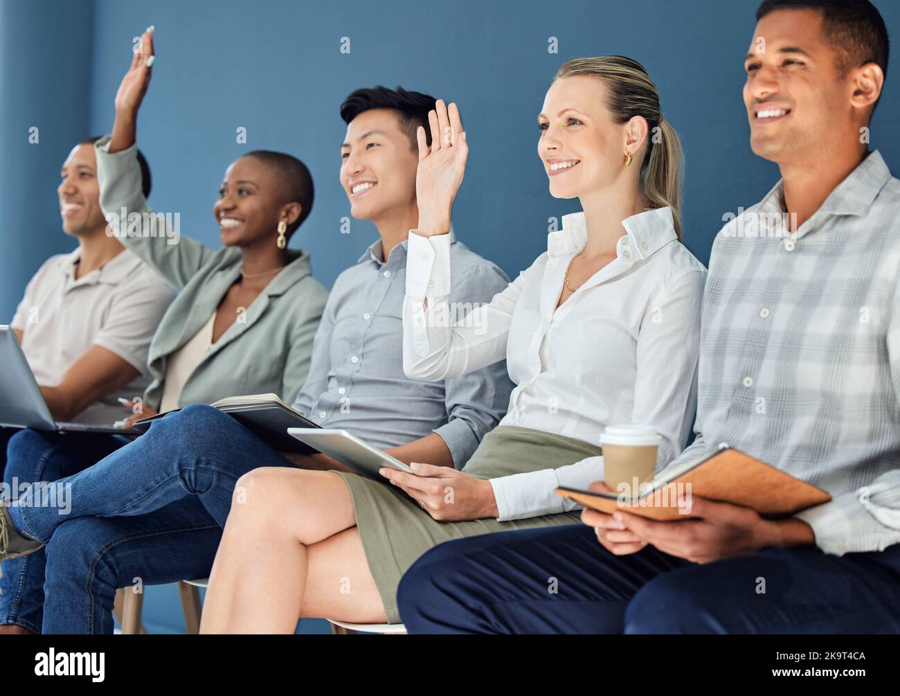 Geschäftsleute, Workshop und Vielfalt, Hands-up und Teilnahme, Arbeitsseminar und Unternehmenssitzung zum Erlernen neuer Fähigkeiten. Zusammenarbeit Stockfoto