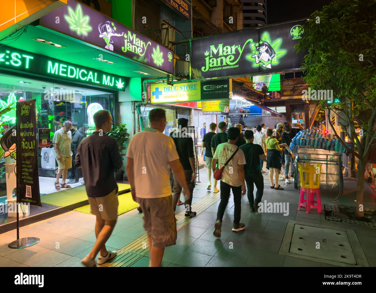 Die Menschen gehen an der Mary Jane Cannabis Dispensary vorbei, einem legalen Marihuana-Laden an der Sukhumnvit Road, Bangkok, Thailand. Thailand hat die PR vollständig legalisiert Stockfoto