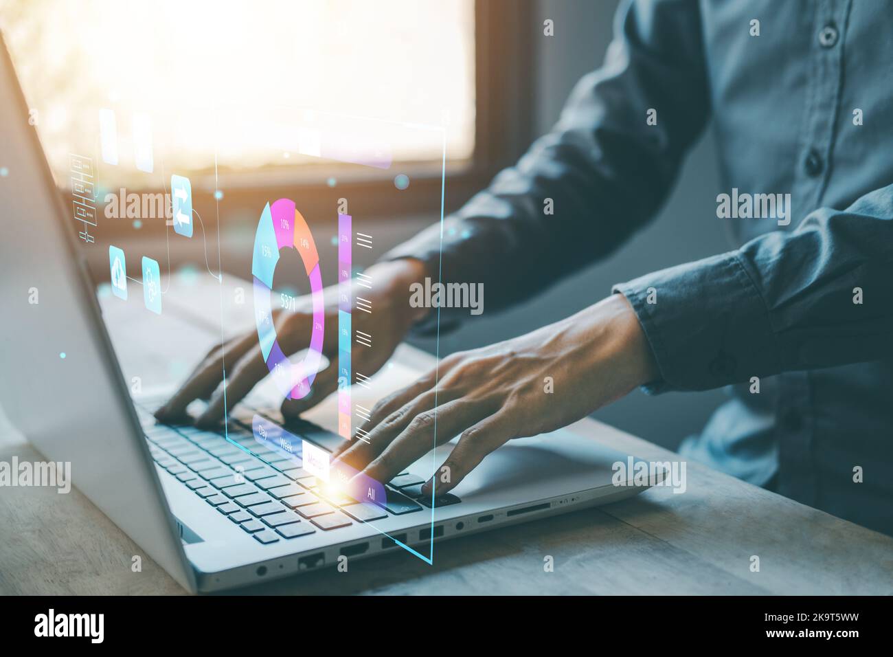 Analyst, der mit einem Laptop (Notebook) in einem erfolgreichen Startup-Geschäftskonzept arbeitet. Geschäftsmann mit Hologramm der Datenmanagement-System-Statistiken und analyti Stockfoto