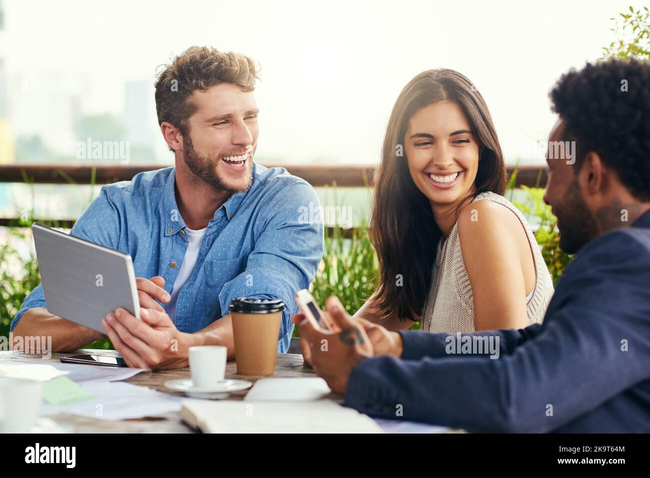 Es klingt, als würden sich für sie großartige Dinge entwickeln. Eine Gruppe von Geschäftsleuten, die im Freien eine Tagung abhalten. Stockfoto