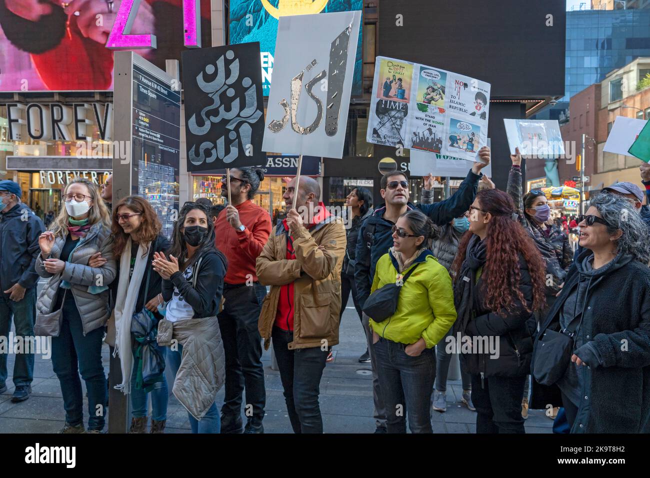 NEW YORK, NEW YORK - 29. OKTOBER: Hunderte von Iranern und ihre Anhänger halten Flaggen und unterschreiben auf dem Times Square in Solidarität mit dem Iran Protest nach dem Tod von Mahsa Amini und für die Rechte der Frauen am 29. Oktober 2022 in New York City. Mahsa Amini, auch bekannt als Jina Amini, eine 22-jährige iranisch-kurdische Frau, die am 16. September 2022 in einem Krankenhaus in Teheran, Iran, starb, während sie in Polizeigewahrsam war, nachdem sie nach ihrer Inhaftierung durch die Moralpolizei der Islamischen Republik Iran, die Hijab-Regeln zur Kleiderordnung für Frauen durchgesetzt hatte, ins Koma gefallen war. Kredit: Ron Adar/Alamy Live Nachrichten Stockfoto