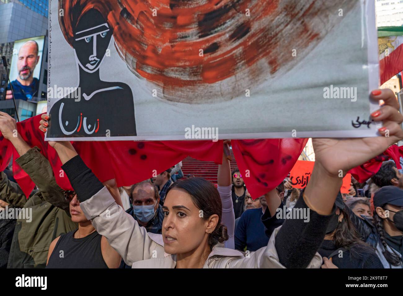 NEW YORK, NEW YORK - 29. OKTOBER: Emotionale Demonstranten singen während eines Protestes auf dem Times Square in Solidarität mit dem Iran Protest nach dem Tod von Mahsa Amini und für die Rechte der Frauen am 29. Oktober 2022 in New York City. Mahsa Amini, auch bekannt als Jina Amini, eine 22-jährige iranisch-kurdische Frau, die am 16. September 2022 in einem Krankenhaus in Teheran, Iran, starb, während sie in Polizeigewahrsam war, nachdem sie nach ihrer Inhaftierung durch die Moralpolizei der Islamischen Republik Iran, die Hijab-Regeln zur Kleiderordnung für Frauen durchgesetzt hatte, ins Koma gefallen war. Kredit: Ron Adar/Alamy Live Nachrichten Stockfoto