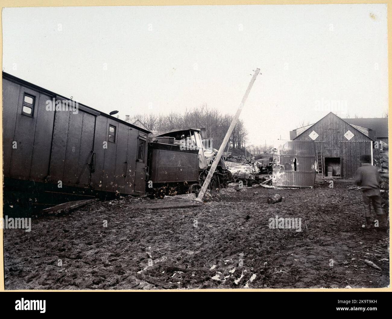 Zug 42, Malmö nach Göteborg, der von den Staatsbahnen gezogen wurde, SJ um 262 wurde versehentlich auf einer Seitenspur geführt, als er Kågeröd überfuhr, wo er mit einem stationären Güterzug kollidierte. Stockfoto