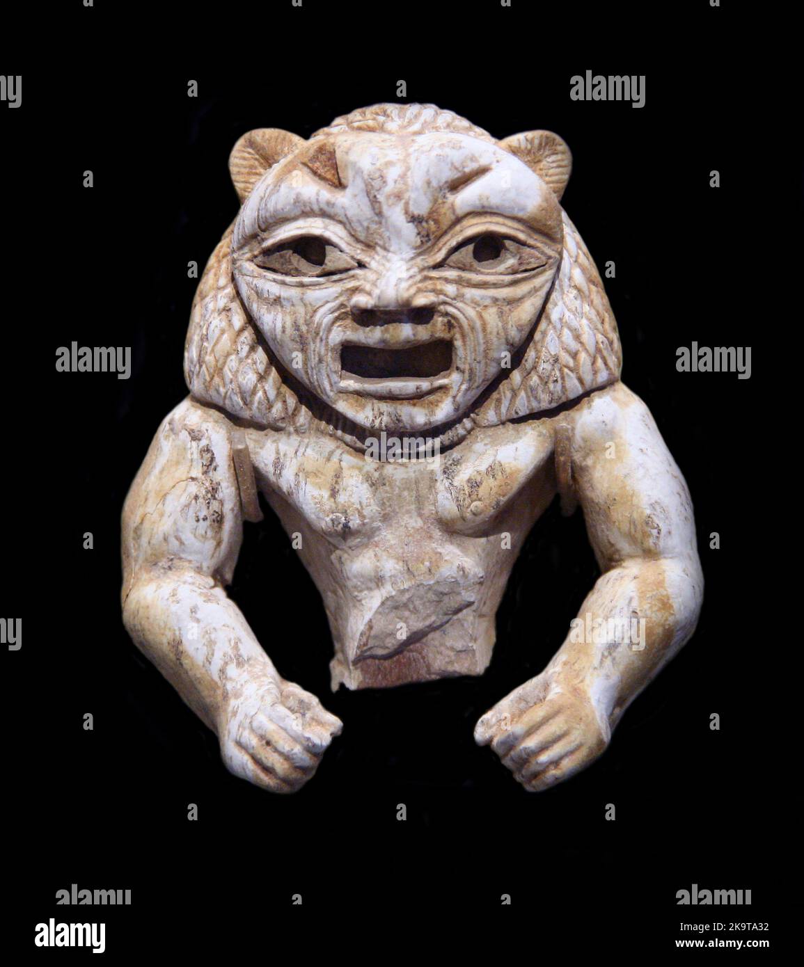 Löwenmännchen wie Skulptur aus dem alten Byblos, Beirut, Libanon.2000-1600 v. Chr. (Ähnlichkeiten mit dem ägyptischen gott Bes und dem mesopotamischen Ugallu. Vermutlich handelte es sich um ein böses abwehrende Amulett.) Stockfoto