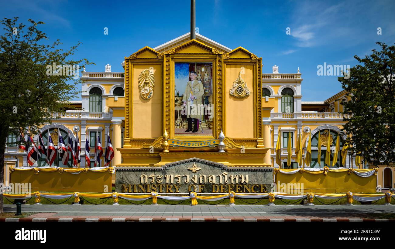 Ein großes Denkmal, das ein Porträt des thailändischen Königs vor dem Verteidigungsministerium gegenüber dem Königlichen Palast in Bangkok, Thailand zeigt. Stockfoto