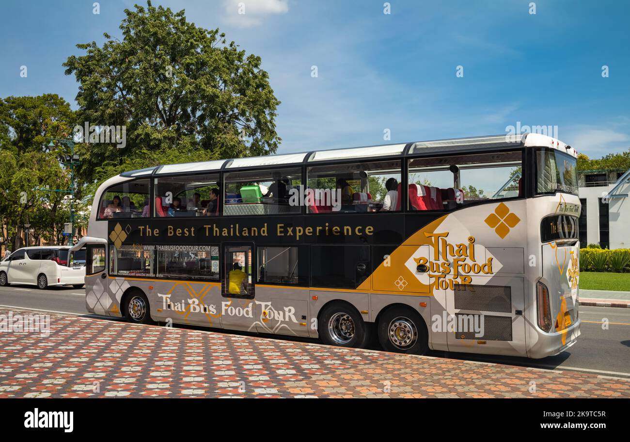 Ein Thai Bus Food Tour Bus hält vor dem Königlichen Palast in Bangkok, Thailand. Stockfoto