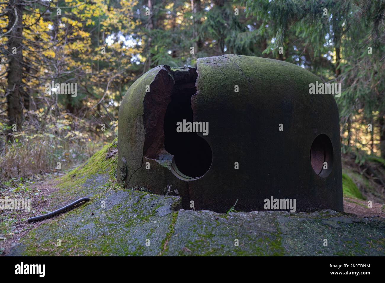 Beschädigte Stahl-Beobachtungsglocke auf dem tschechoslowakischen Kasematen der Infanterie vor WW2 für die Festung R-S 86 'U paseky'. Ergebnis eines späteren Nachputzversuchs. Stockfoto