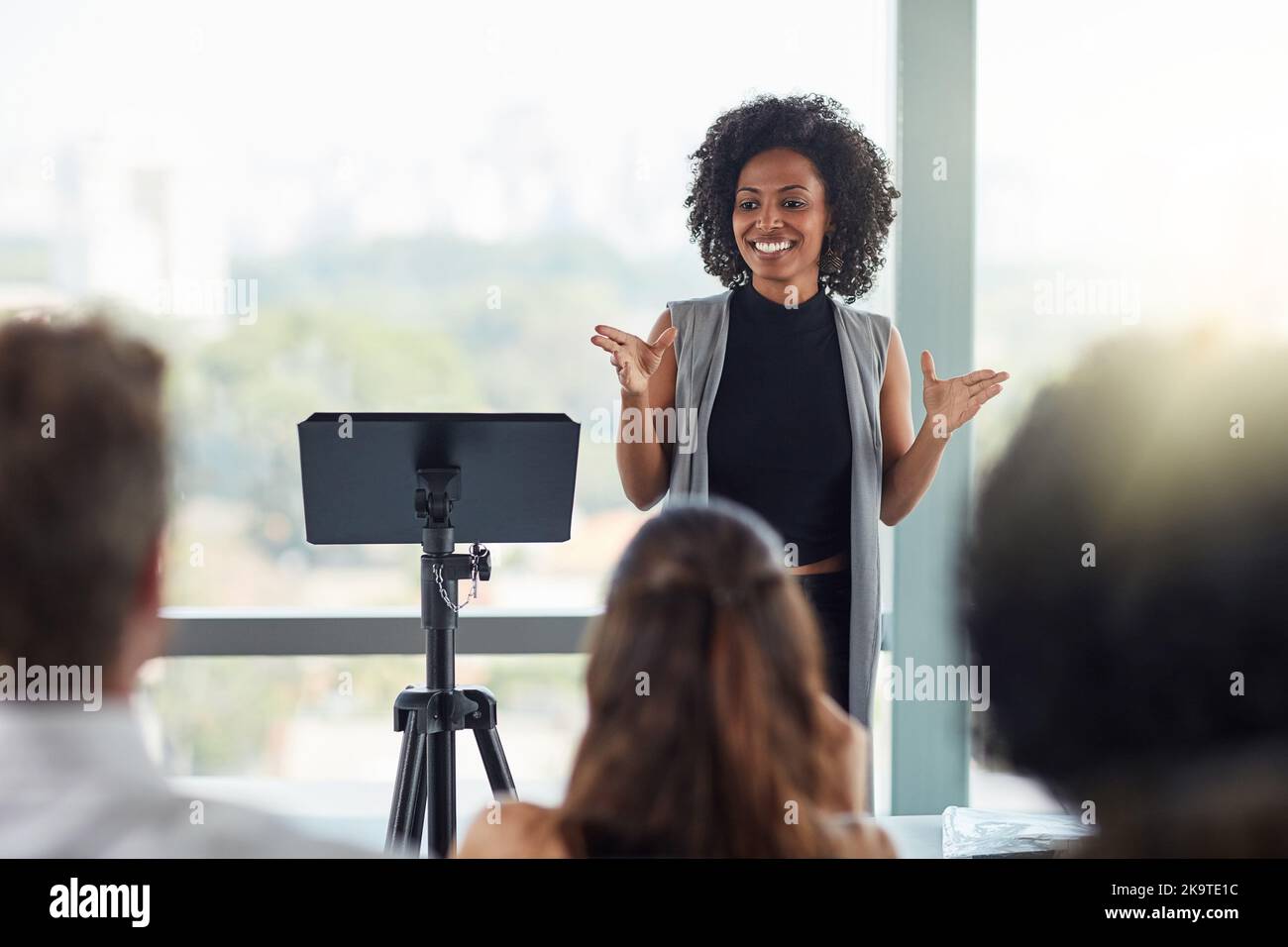 Gibt es Fragen. Eine attraktive junge Geschäftsfrau spricht auf einer Geschäftskonferenz. Stockfoto