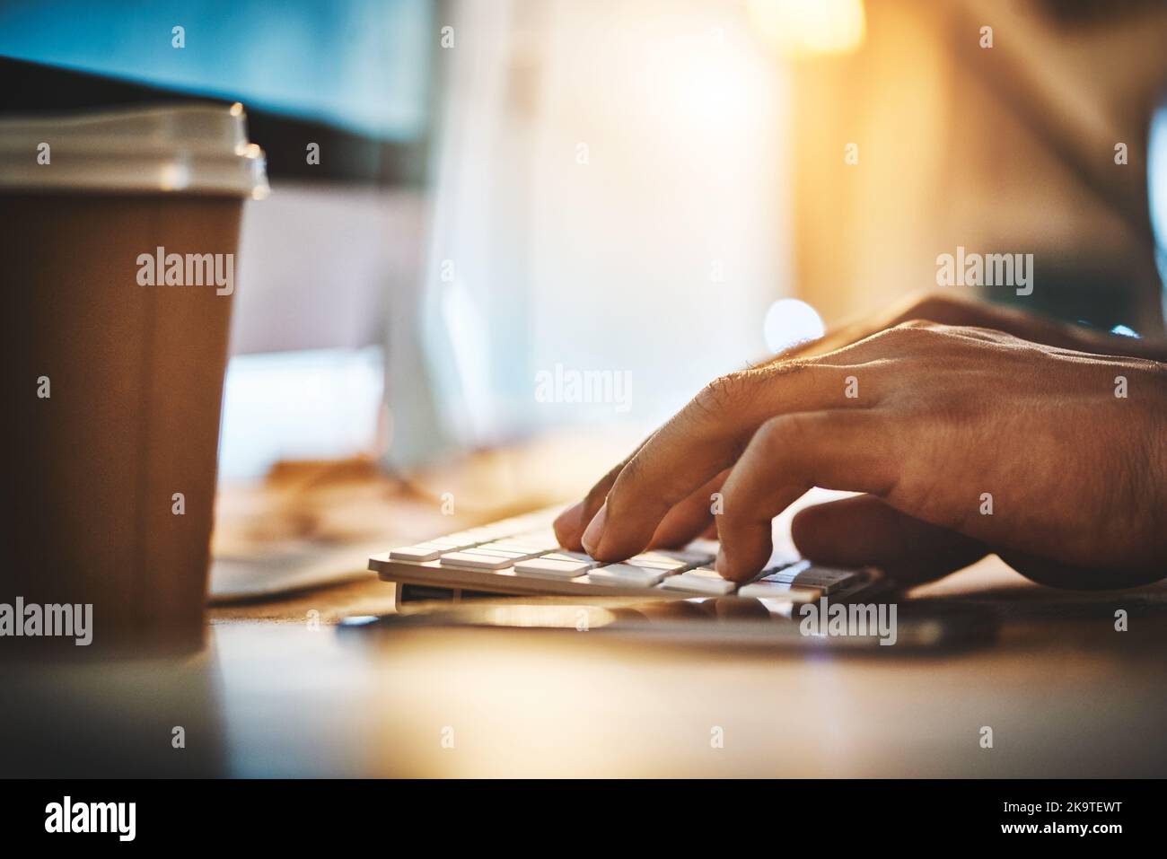 Die produktive Stunde. Ein Geschäftsmann, der einen Computer während einer späten Nacht bei der Arbeit benutzt. Stockfoto