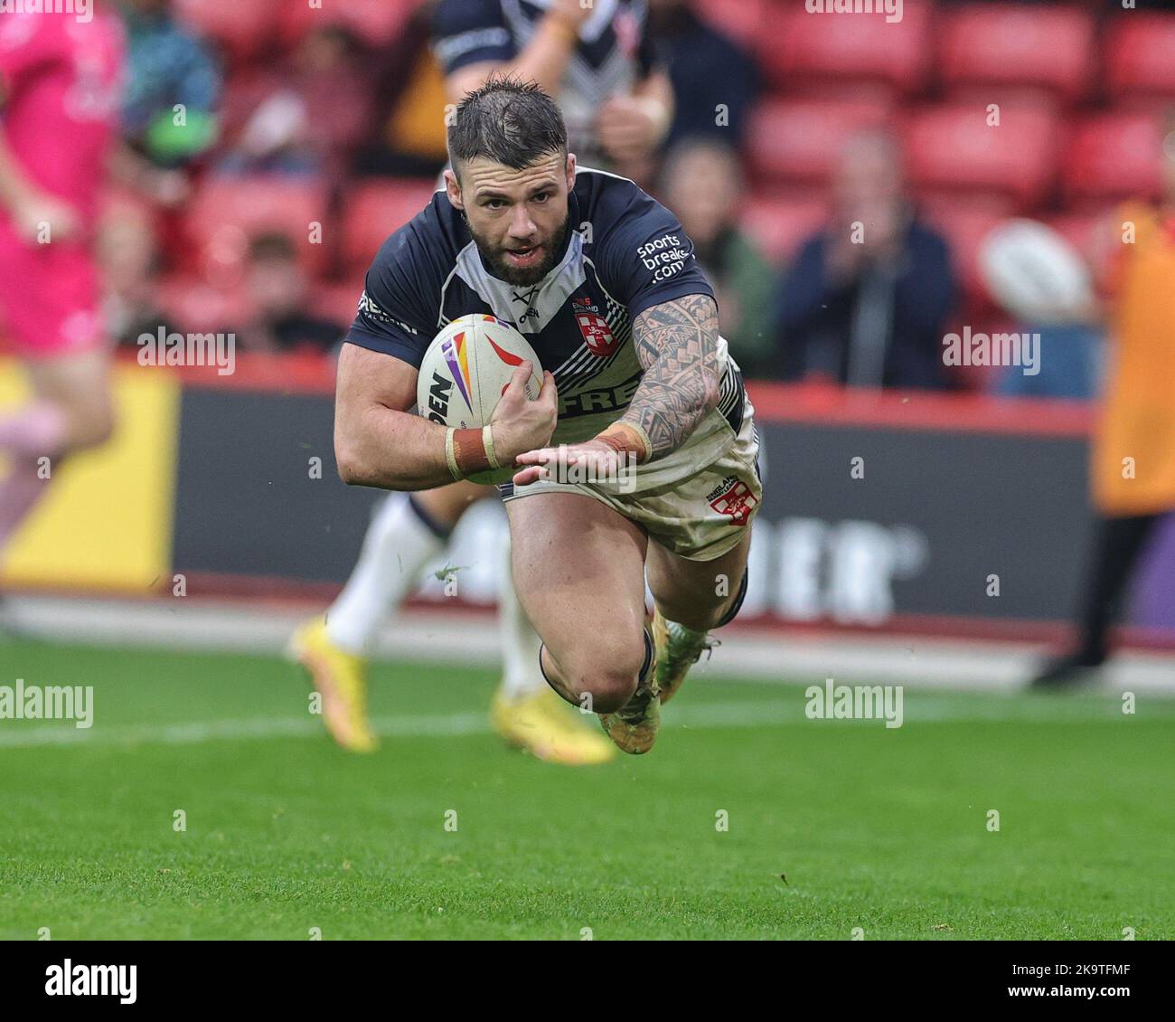 Sheffield, Großbritannien. 29. Oktober 2022. Andy Ackers aus England versucht es beim Rugby League World Cup 2021 Spiel England gegen Griechenland in der Bramall Lane, Sheffield, Großbritannien, 29.. Oktober 2022 (Foto von Mark Cosgrove/News Images) in Sheffield, Großbritannien am 10/30/2022. (Foto von Mark Cosgrove/News Images/Sipa USA) Quelle: SIPA USA/Alamy Live News Stockfoto