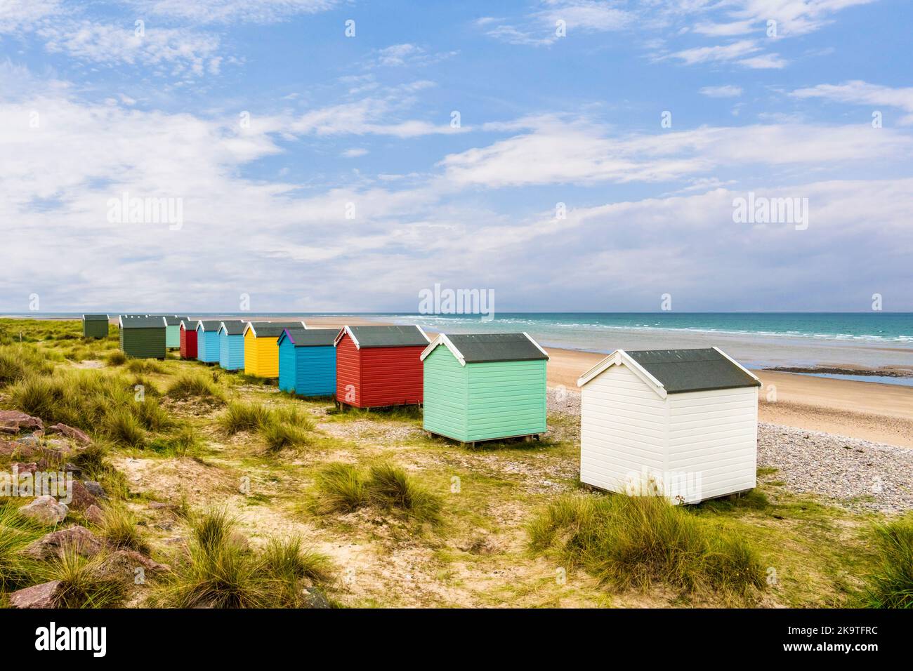 Badehütten am Findhorn Beach am Moray Firth, Schottland. Stockfoto