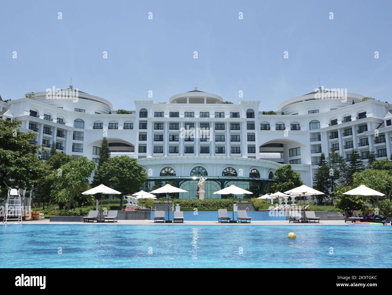 Blick vom klaren blauen Pool auf das Hotelgebäude Stockfoto