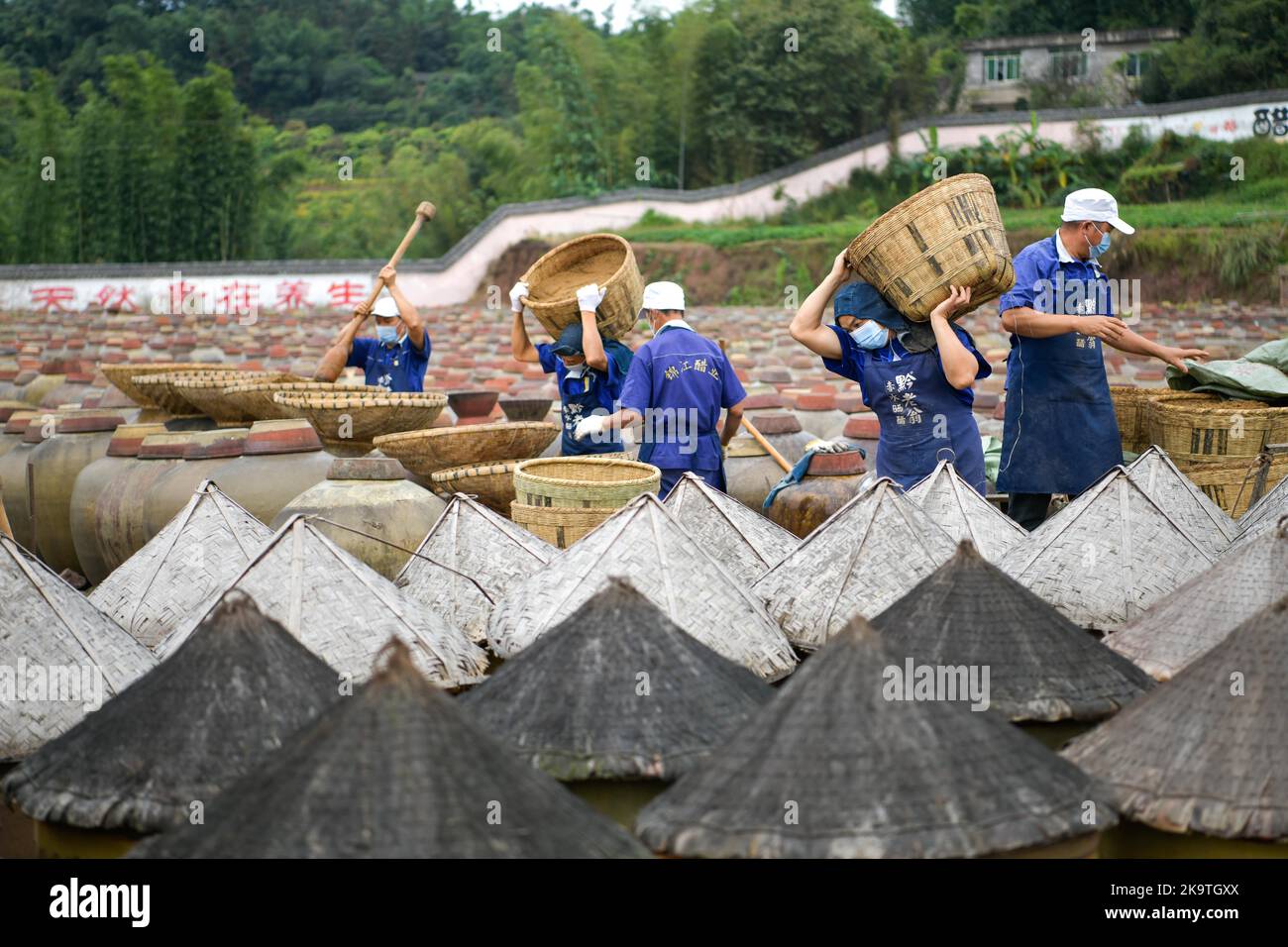 (221030) -- CHISHUI, 30. Oktober 2022 (Xinhua) -- Arbeiter bewegen Rohstoffe auf dem Sonnenfeld einer Essigfabrik in Chishui, südwestlich der Provinz Guizhou, China, am 28. Oktober 2022. Chishui wird für seinen Sonnenessig gefeiert, der einen traditionellen Prozess der Herstellung beibehalten hat. Die Produktionstechniken des Chishui-Essigs, die den Sonnenanbungsprozess kennzeichnen, wurden 2009 als immaterielles Kulturerbe der Provinz Guizhou und 2021 als nationales Kulturerbe aufgeführt. Der Essig ist bekannt für seinen einzigartigen Geschmack auch wegen seiner bewährten Rezept, das einige pflanzliche Medikamente enthalten. Die lokale Regierung pi Stockfoto