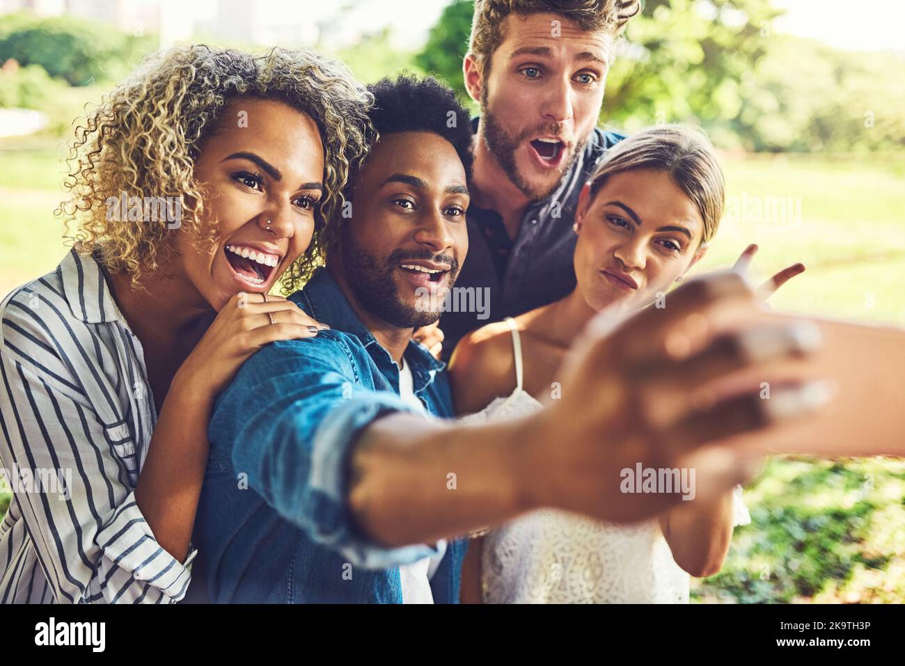 Dieses Bild wird alle Gleichen bekommen. Zwei glückliche junge Paare, die ein Selfie gemeinsam im Freien machen. Stockfoto