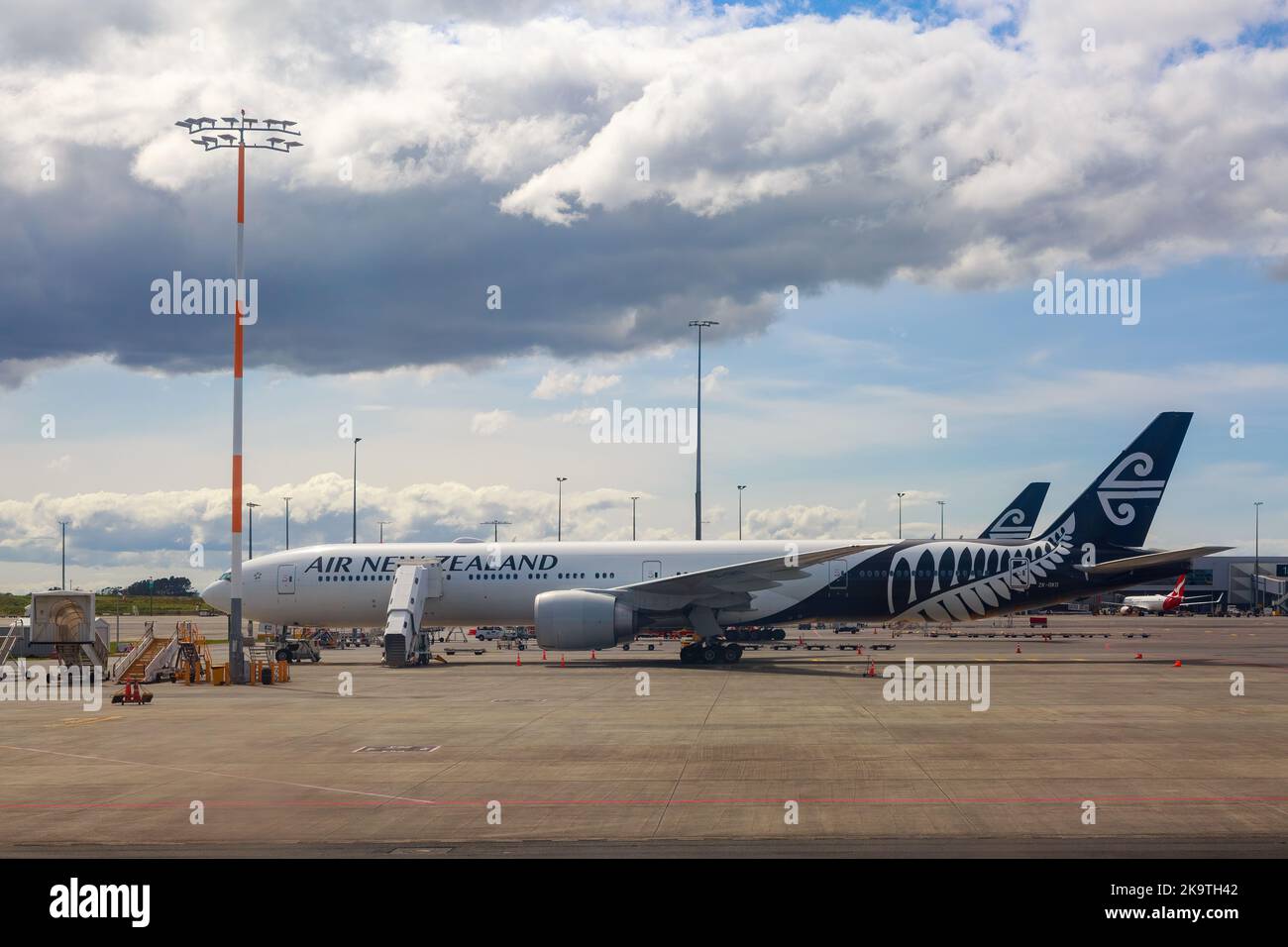 Ein Air New Zealand Boeing 777-319(er)-Flugzeug, fotografiert am Auckland International Airport, Auckland, Neuseeland Stockfoto