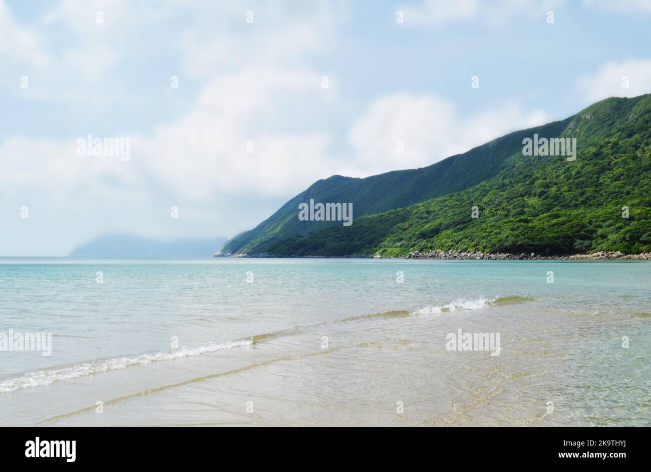 Ruhiger Strand am Ufer der Insel con Dao, Vietnam Stockfoto
