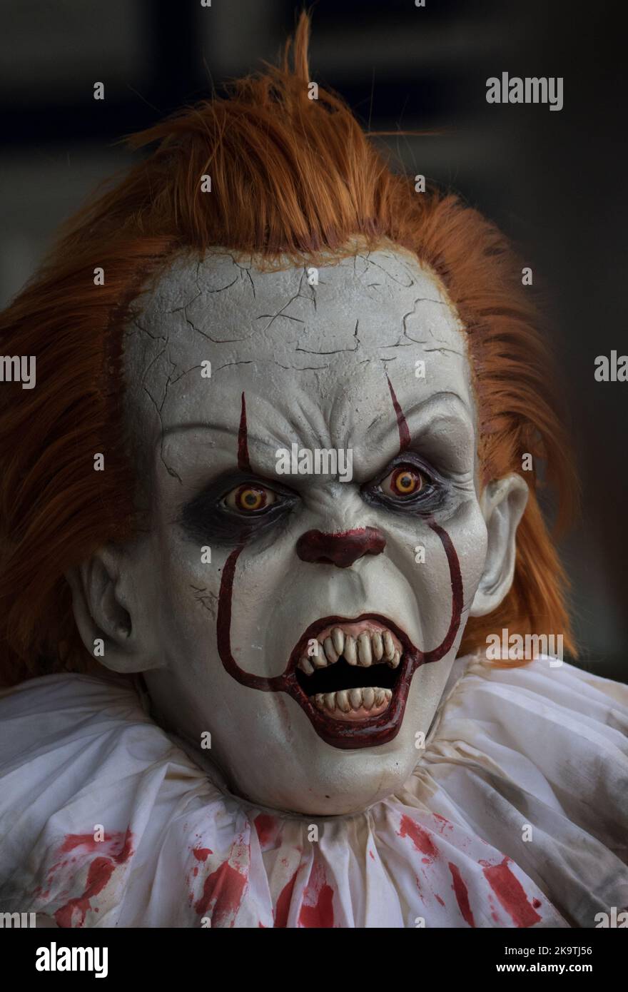 Vor dem berühmten Pier von Eastbourne treffen furchterregende Halloween-Flash-Mob ein, um amüsiert, überrascht und ein wenig verängstigt Touristen und Passanten zu tanzen Stockfoto