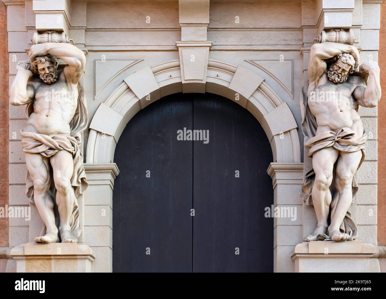 Bologna, Italien: Statuen der Atlanten mit Balkon, Atlante of Davia Bargellini Museum Stockfoto