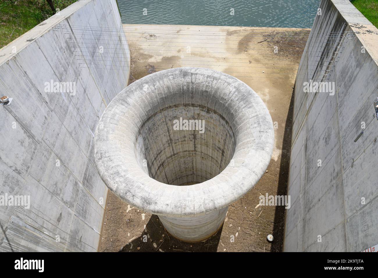 Lago della Spina in Pralormo Entwässerungsleitung für das Wasser des Sees. Stockfoto