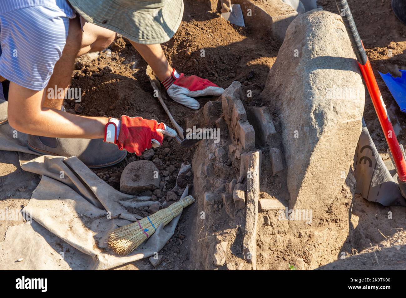 Vetren, Bulgarien - August 18 2022: Archäologen arbeiten an der Ausgrabungsstätte Emporion Pistiros. Stockfoto