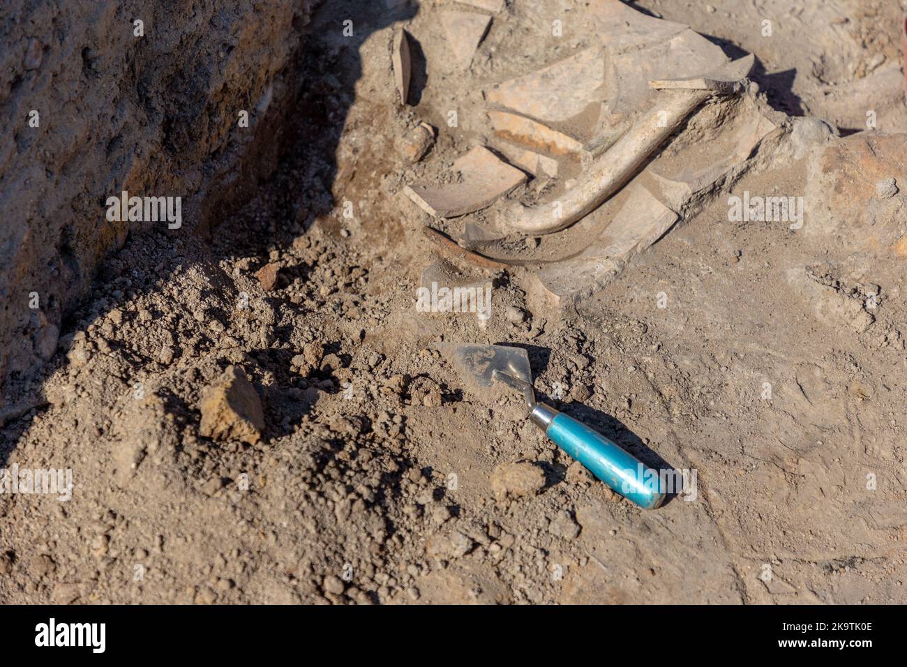 Vetren, Bulgarien - August 18 2022: Archäologen arbeiten an der Ausgrabungsstätte Emporion Pistiros. Stockfoto
