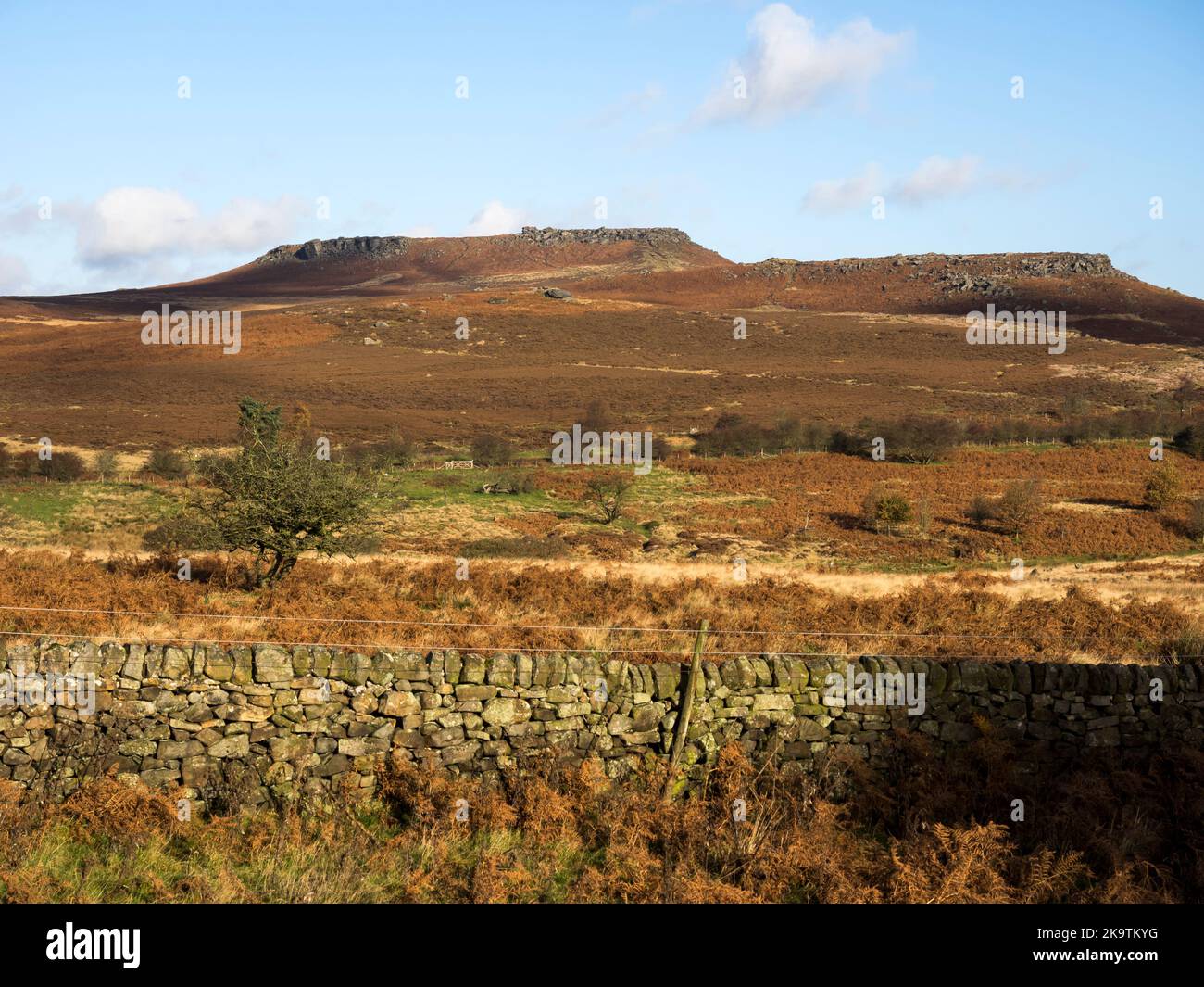 Peak District Moorland mit Higger Tor im Hintergrund Großbritannien Stockfoto