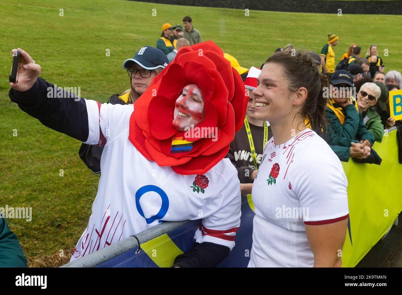 Die Engländerin Helena Rowland mit Anhängern nach ihrem Sieg gegen Australien im Viertelfinalspiel der Frauen im Waitakere Stadium in Auckland, Neuseeland. Bilddatum: Sonntag, 30. Oktober 2022. Stockfoto